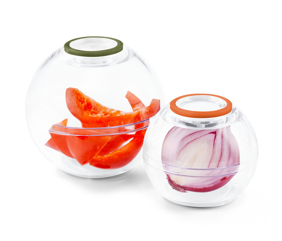Zwei runde, transparente Frischhaltekugeln mit farbigen Deckeln, eine mit geschnittener Paprika, die andere mit Zwiebel.