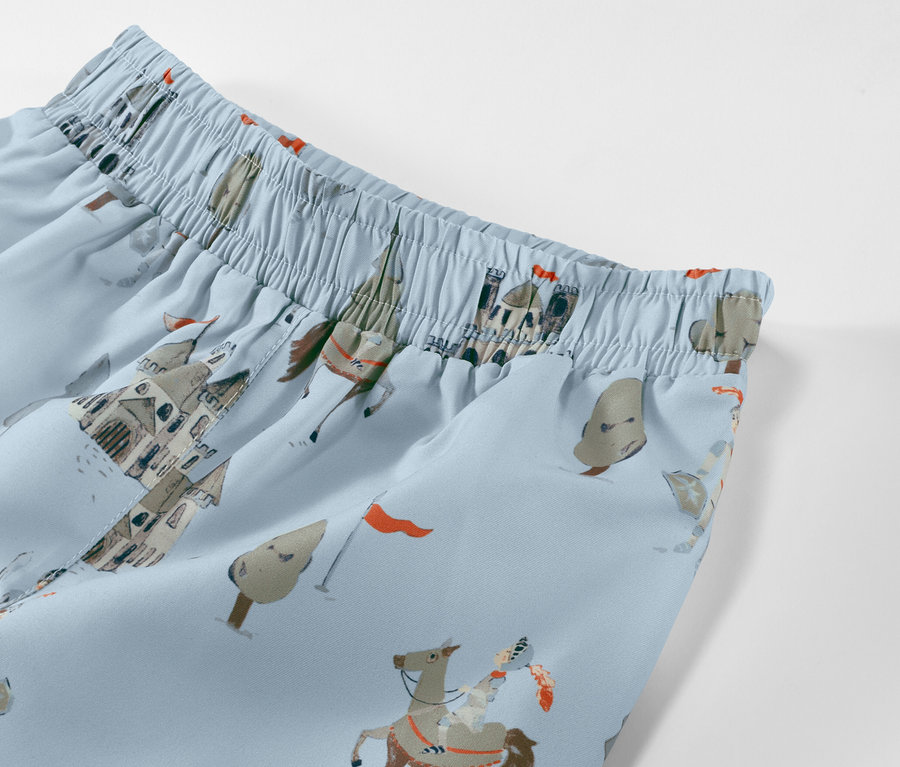 Detailansicht von Kinder-Boardshorts mit Ritter-Motiv.