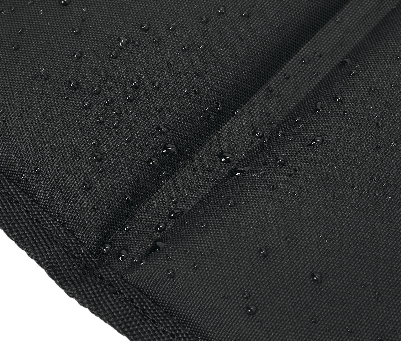 Detailaufnahme eines schwarzen Stoffes mit Wassertropfen.