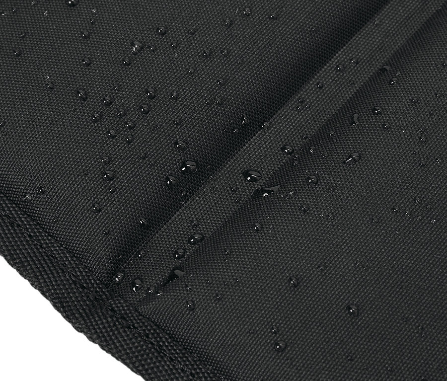 Detailaufnahme eines schwarzen Stoffes mit Wassertropfen.