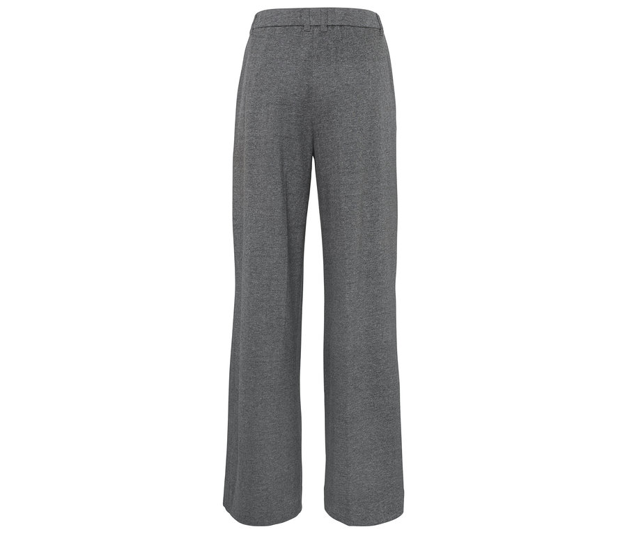 Graue, weite Hose mit Gürtel.