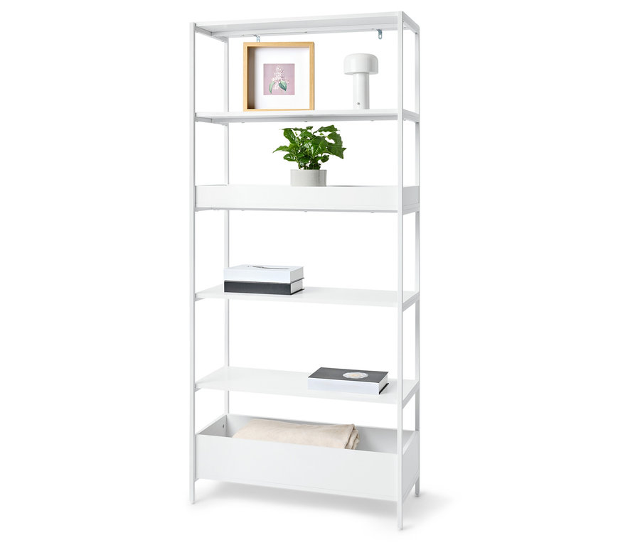 Weißes Bücherregal mit fünf Regalen mit einer Pflanze, einem Bilderrahmen, einer Lampe, zwei Schachteln und einer Decke.