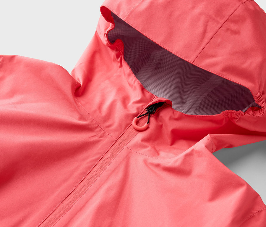 Detailansicht einer pinken 2,5-Lagen-Outdoorjacke mit Kapuze und Reißverschluss.