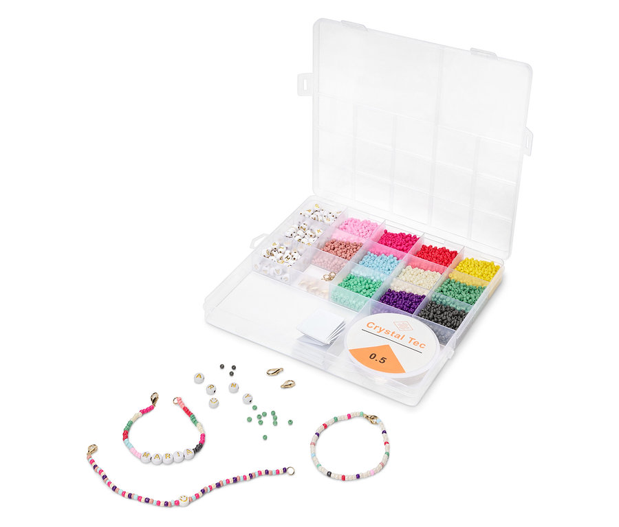 Offenes DIY-Perlen-Set mit bunten Perlen und drei Armbändern.
