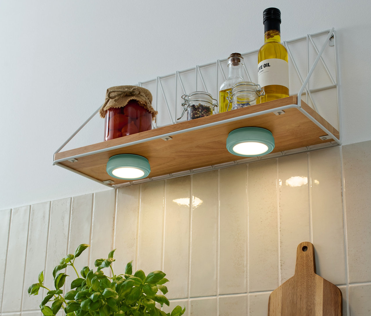 Auf einem Regal befinden sich Vorratsgläser und Ölflaschen, darunter zwei türkisfarbene 2 LED-Multifunktionsleuchten.