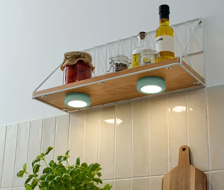 Auf einem Regal befinden sich Vorratsgläser und Ölflaschen, darunter zwei türkisfarbene 2 LED-Multifunktionsleuchten.