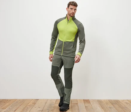 Mann posiert in Thermojacke und Hose.