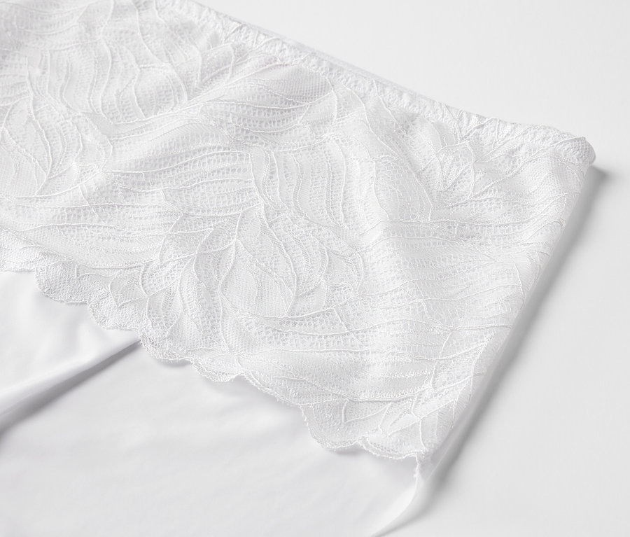 Detailansicht einer weißen Light-shaping Highwaist-Panty.