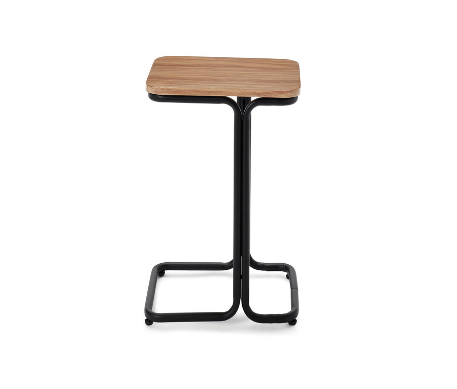 Detailaufnahme eines C-Table aus Aluminium mit einer Holzplatte und einem schwarzen Rahmen.