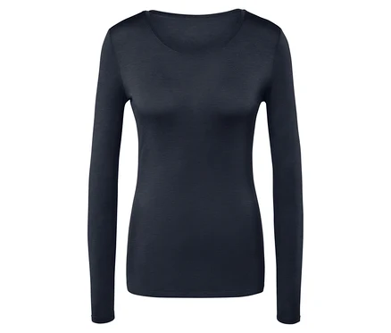 Dunkelblaues Langarmshirt.