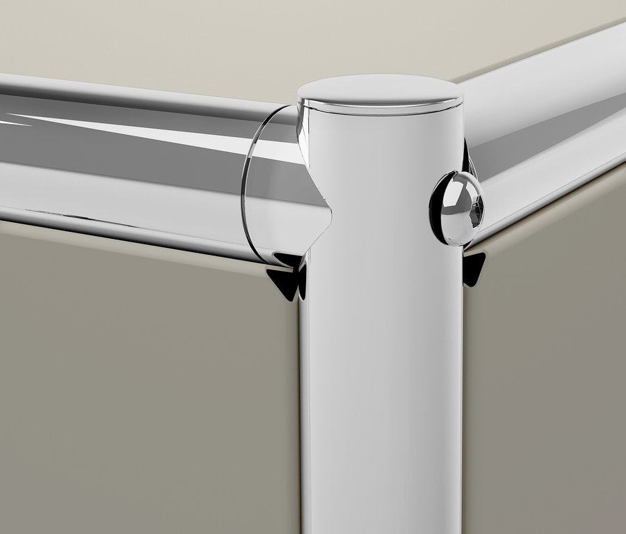 Detail einer verchromten Ecke eines Möbelstücks.