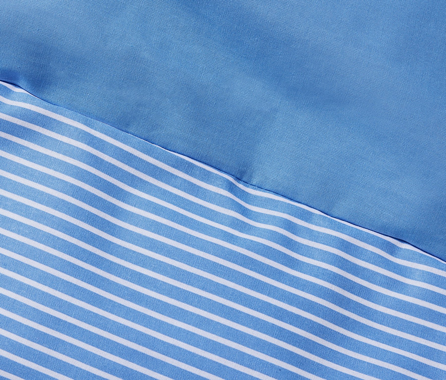 Detailaufnahme von blau-weiß gestreifter Renforcé-Bettwäsche.