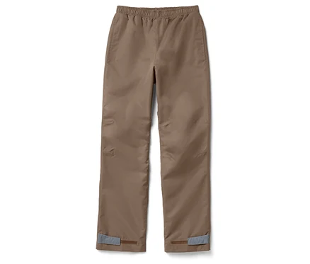 Eine braune Kinder-Regenhose liegt auf einem weißen Hintergrund.