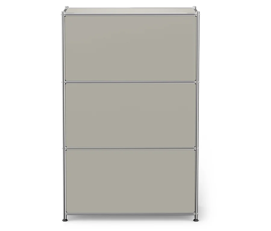 Beiger Schrank mit drei Regalen und Chromrahmen.