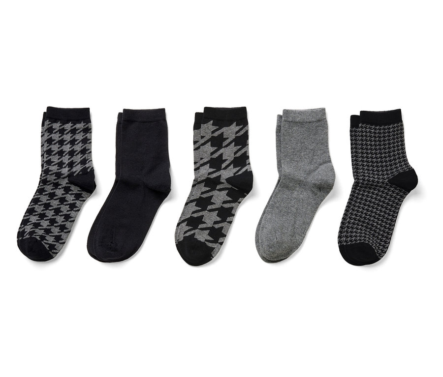 Fünf Paar Socken: zwei Paare mit Hahnentrittmuster, ein Paar schwarz und ein Paar grau.
