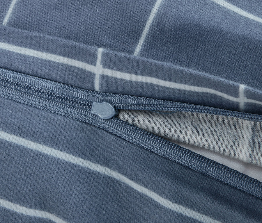Detailansicht von blauem Biber-Bettwäsche in Standardgröße mit Reißverschluss.