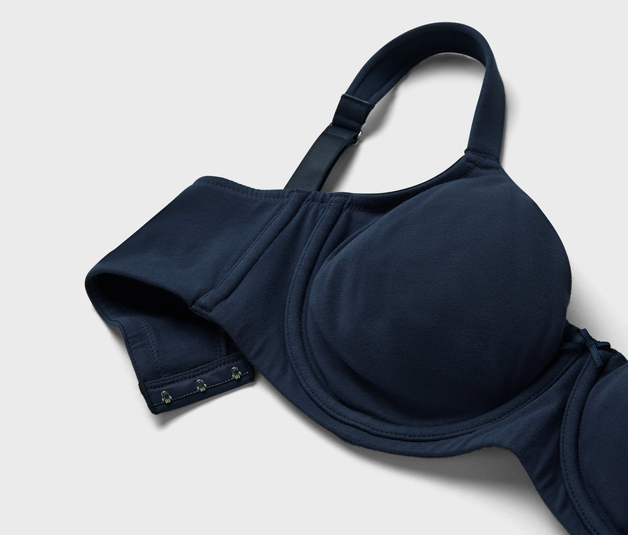 Detailaufnahme eines dunkelblauen BHs.