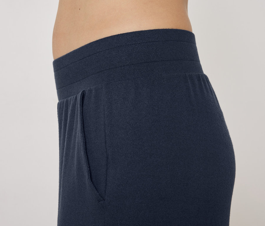 Detailaufnahme einer dunkelblauen Damen-Jogginghose mit Tasche.