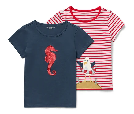Zwei Kinder-T-Shirts mit Applikation: ein blaues mit Seepferdchen, ein gestreiftes mit Möwe.