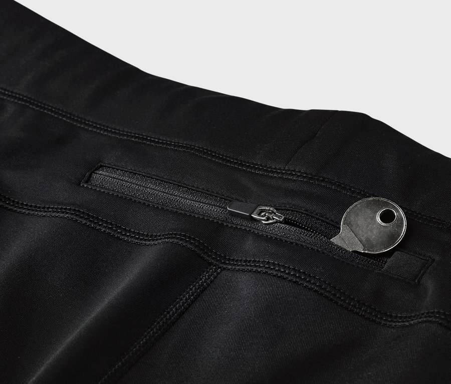 Detailaufnahme schwarzer Leggings mit Reißverschlusstasche und Schlüssel.