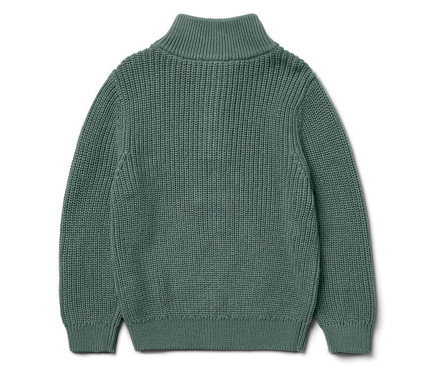 Detailansicht der Rückseite eines grünen Pullovers mit Reißverschluss am Kragen.