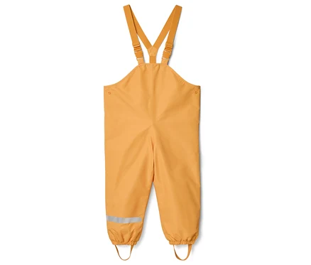 Gelbe Regenhose mit Hosenträgern, Reflektorstreifen und Fußschlaufen liegt auf weißem Grund.
