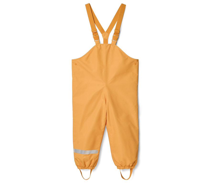 Gelbe Regenhose mit Hosenträgern, Reflektorstreifen und Fußschlaufen liegt auf weißem Grund.