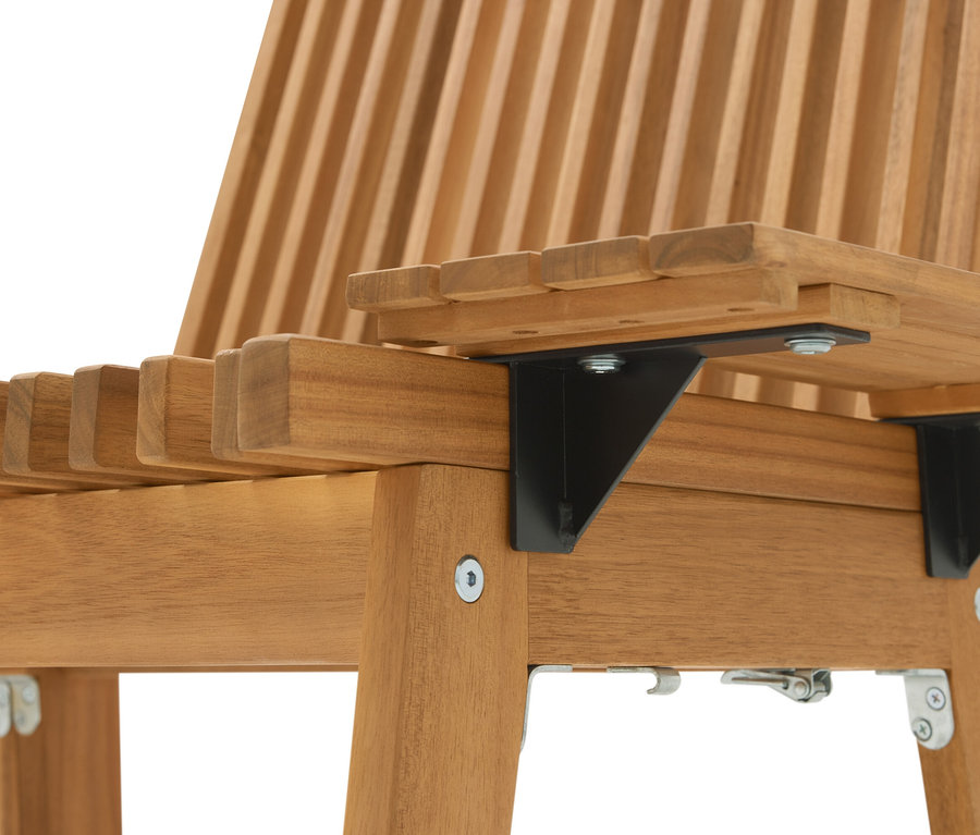 Detailansicht eines Gartenstuhls aus hellem Holz mit schwarzen Metallverbindungen.