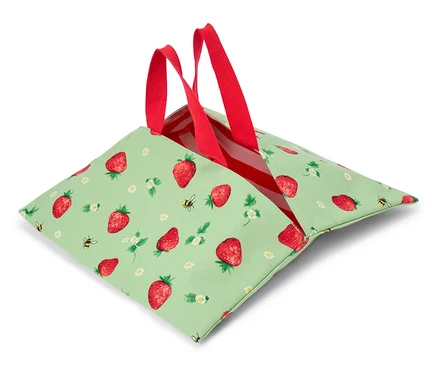 Offene, hellgrüne Tragetasche mit Erdbeeren, kleinen Blumen, Bienen und roten Trägern.