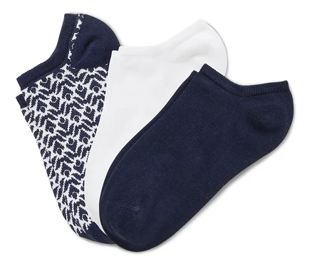 Drei Socken liegen übereinander: eine marineblaue Socke mit weißem Muster, eine weiße Socke und eine marineblaue Socke.