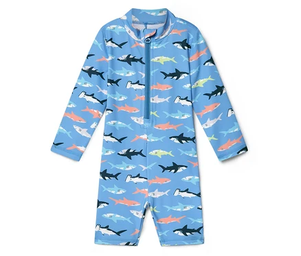 Hellblauer Baby-Einteiler mit langen Ärmeln und kurzen Beinen, bedruckt mit einem bunten Haifischmuster und einem Reißverschluss vorne. Der Einteiler bietet UV-Schutzfaktor 50+.