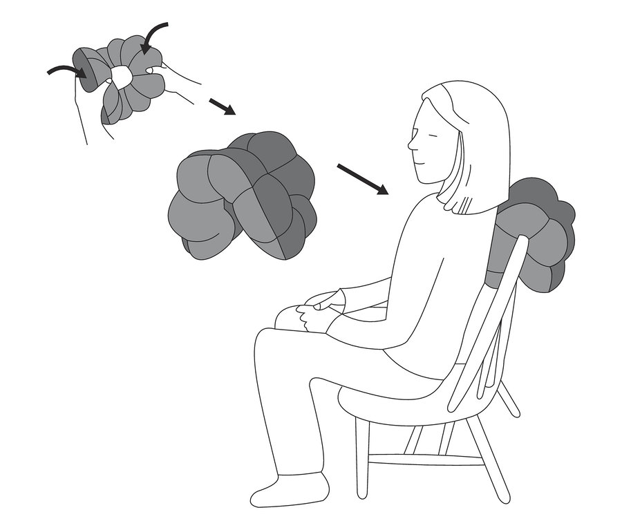 Illustration: Person setzt multifunktionales Relaxkissen auf Stuhl. Pfeile zeigen die Schritte.