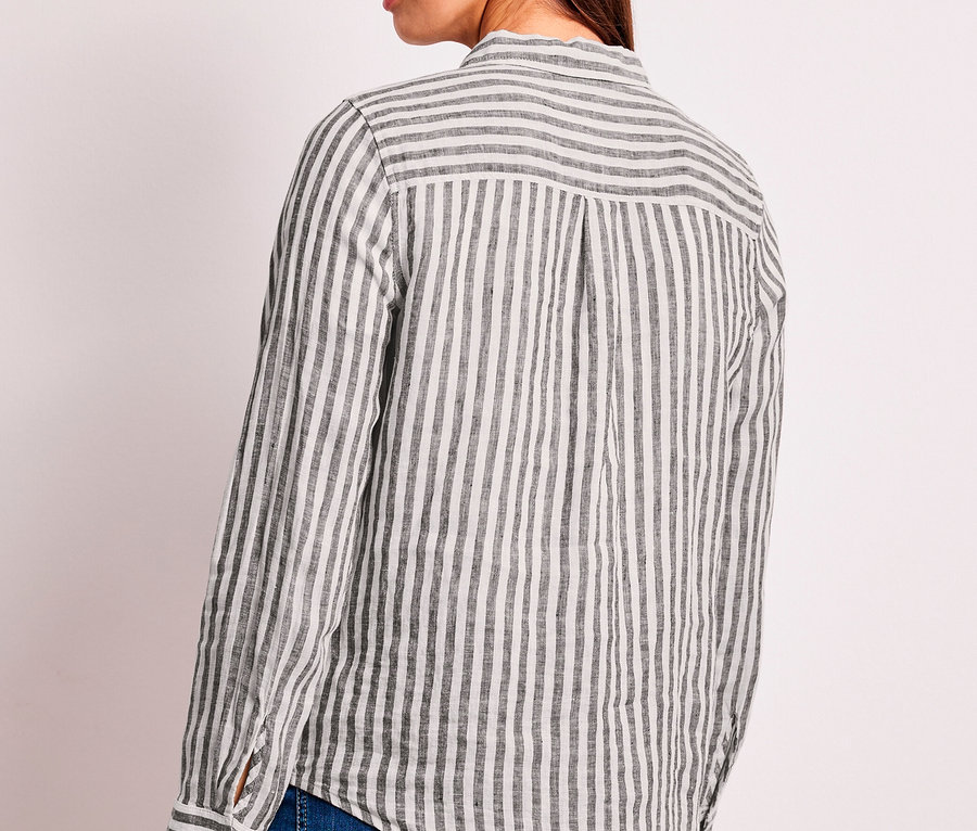 Frau von hinten, leicht gedreht, trägt eine Street One Hemdbluse mit dunkelbraun-weißen Streifen und blaue Jeans.