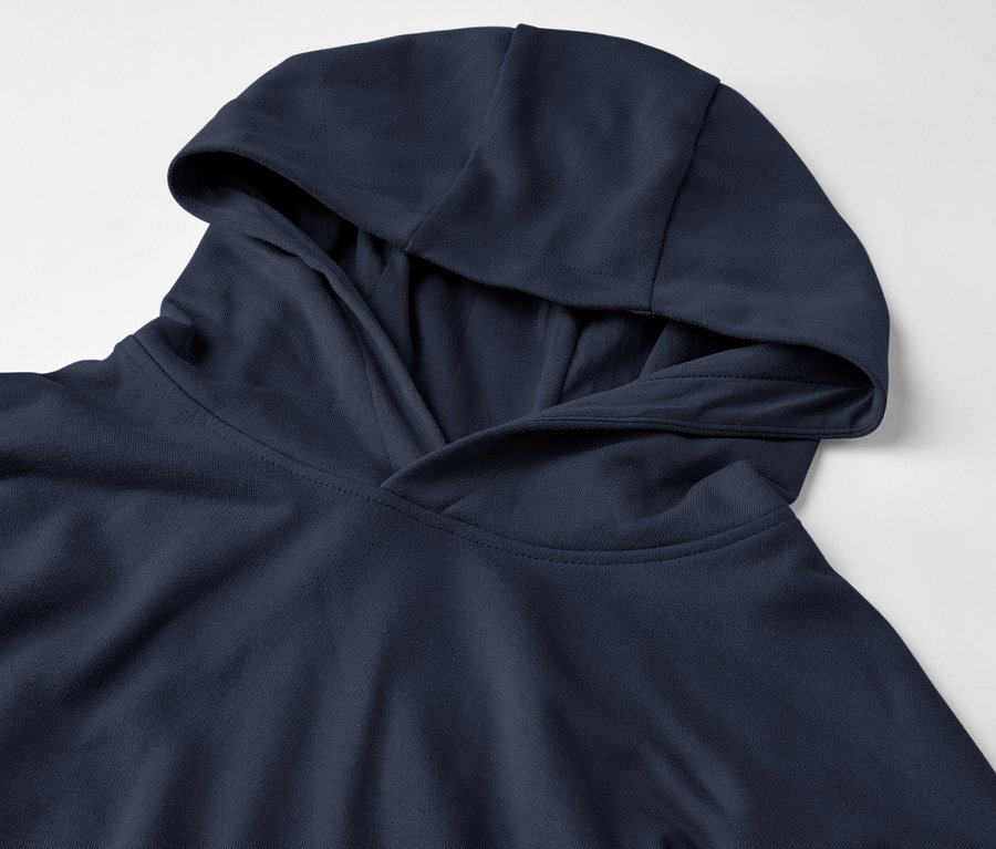 Nahaufnahme eines marineblauen Kapuzenpullovers auf weißem Grund.