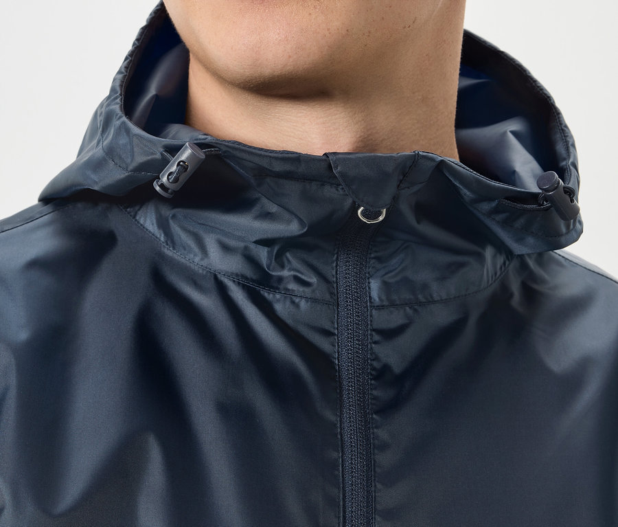 Nahaufnahme einer dunkelblauen Regenjacke mit Kapuze und Reißverschluss.