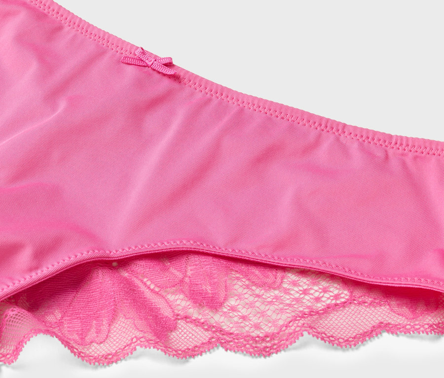 Nahaufnahme eines pinkfarbenen Slips mit Schleife und Spitze.