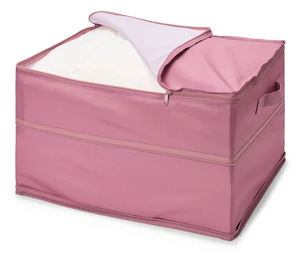 Rosa Aufbewahrungsbox mit teilweise geöffnetem Reißverschluss und weißer Wäsche im Inneren.