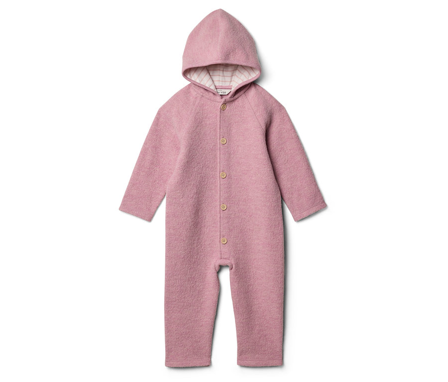Ein rosafarbener Baby-Overall mit Kapuze und Knöpfen liegt auf einem weißen Hintergrund.