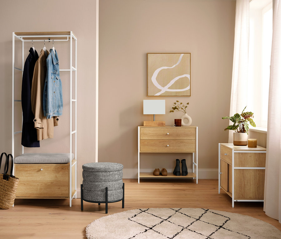 Flur mit einer Tischleuchte mit Holzfuß und einem Indoorteppich »NOMAD Rhombus Line«, Ø ca. 160 cm.