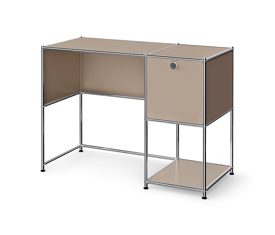 Beiger Schreibtisch mit Chromrahmen, links offener Arbeitsbereich, rechts ein geschlossener Schrank und ein offenes Fach darunter.