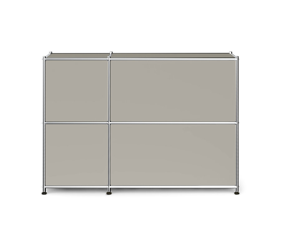 Modulares Aufbewahrungsmöbel in Hellgrau/Taupe mit Chromrahmen. Es hat vier Fächer: zwei quadratische links übereinander und zwei breitere rechteckige rechts übereinander. Das Möbel steht auf kleinen schwarzen Füßen.
