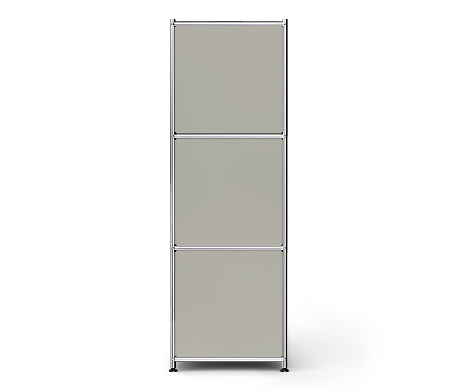 Hoher, schmaler Schrank mit drei grauen Fächern und einem Chromrahmen auf weißem Hintergrund.