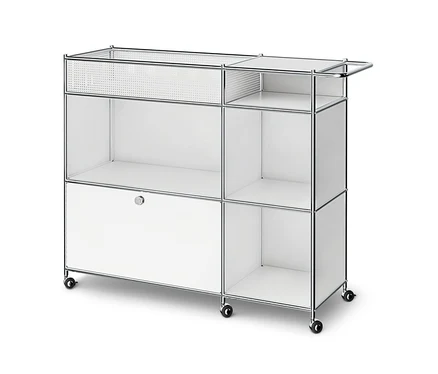 Weißes, modulares Aufbewahrungsmöbel auf Rollen mit Chromrahmen, offenen Fächern, einem geschlossenen Fach mit Griff und einem perforierten Metallpaneel oben.