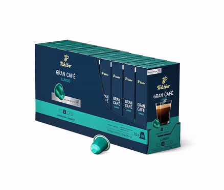 Eine Packung Tchibo Gran Café Lungo - 100 Kapseln. Eine Packung und eine Kapsel sind abgebildet.