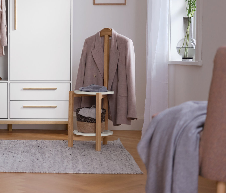 Im Raum steht ein Garderobenschrank »Eklund« mit einer offenen linken Seite und einer geschlossenen rechten Seite.