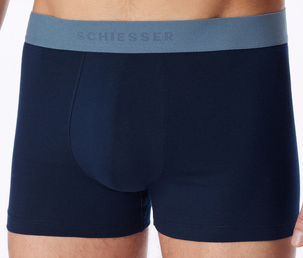 Dunkelblaue Boxershorts mit grauem Bund und "SCHIESSER" Schriftzug, getragen von einem Mann.