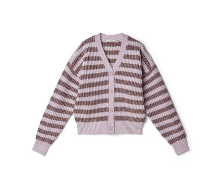 Ein hellvioletter Cardigan mit horizontalen braunen Streifen, V-Ausschnitt und fünf braunen Knöpfen vorne.
