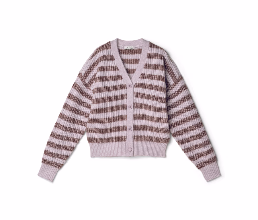 Ein hellvioletter Cardigan mit horizontalen braunen Streifen, V-Ausschnitt und fünf braunen Knöpfen vorne.