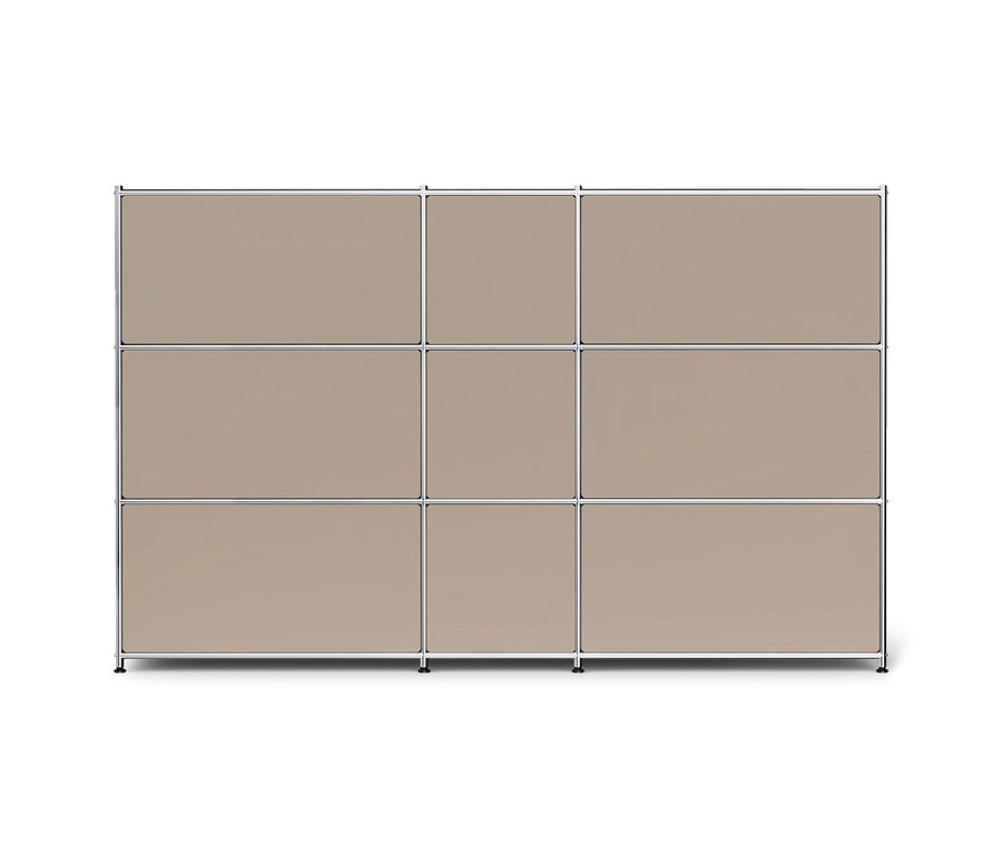 Modulares Regal mit beigen Paneelen und silbernem Rahmen, bestehend aus 3 Reihen und 3 Spalten.