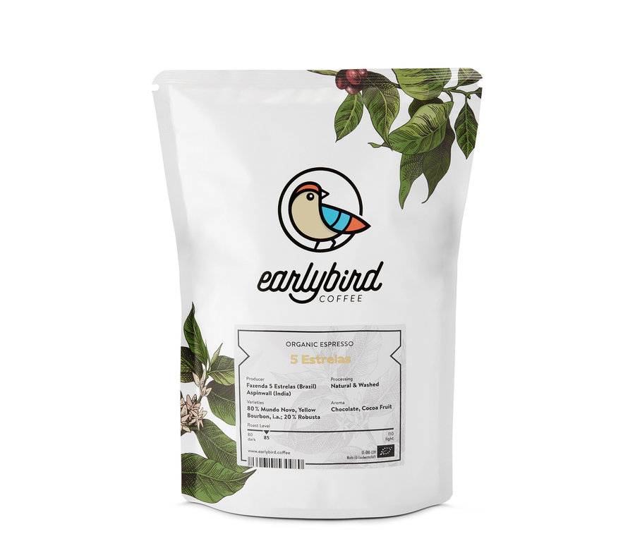 Ein weißer Beutel earlybird - 5 Estrelas Espresso Bio - 250 g Ganze Bohne mit Kaffeebohnen und Blättern.